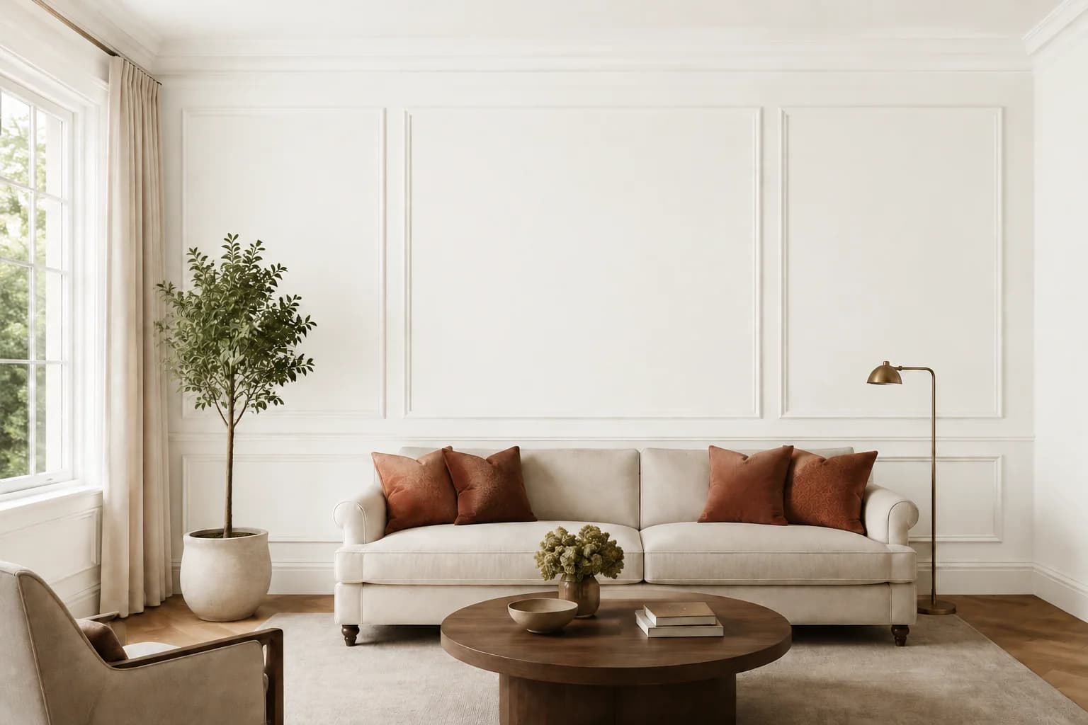 Klassisches Wohnzimmer mit einem neuen Anstrich in Chantilly Lace von Benjamin Moore