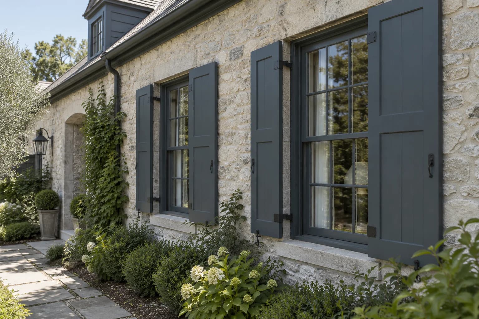 Shutters & trim featuring Hale Navy paint